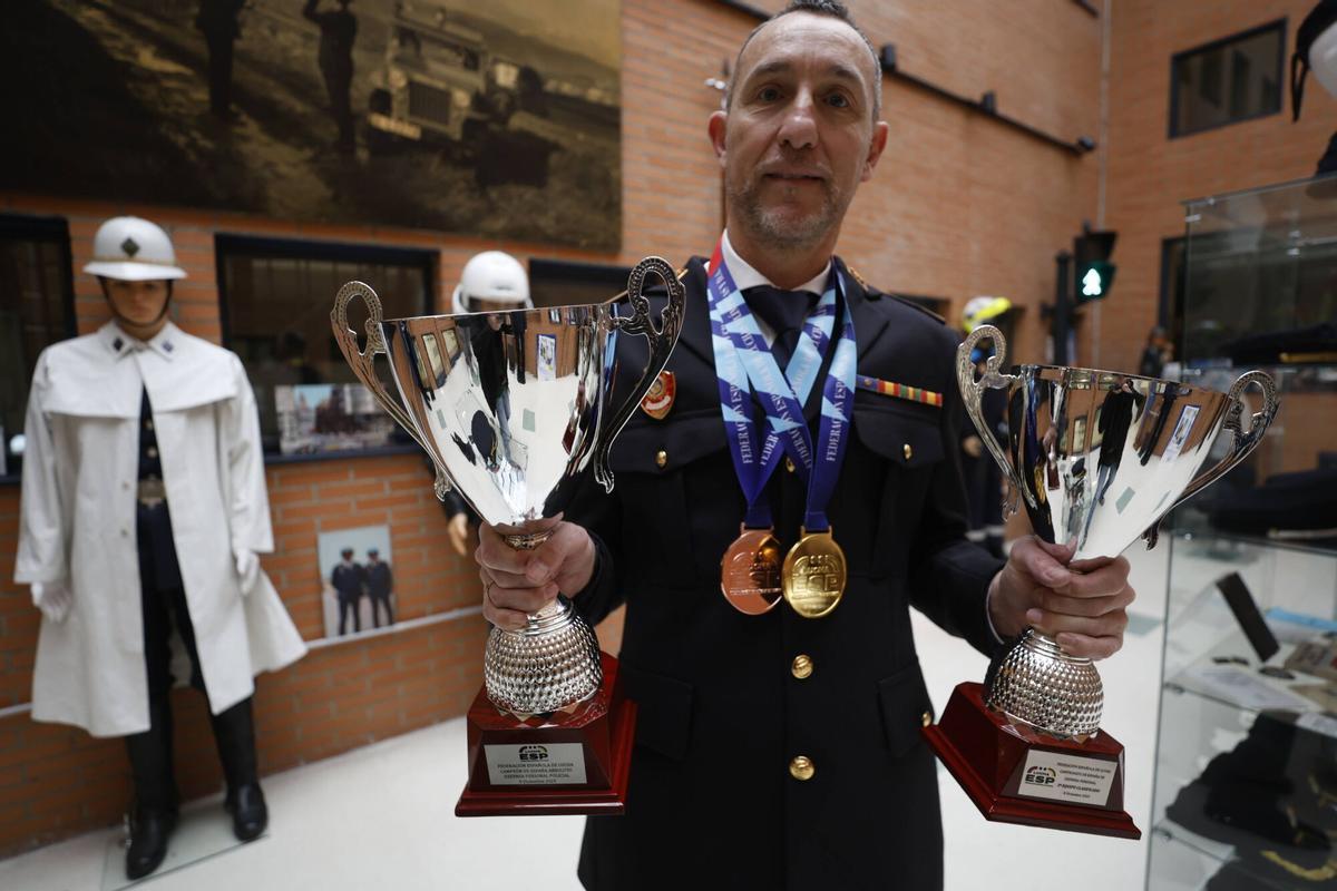 Ricardo Ortega con las copas y las medallas que ganó en el último campeonato de España.
