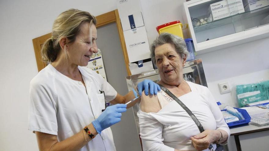 La vacuna del próximo otoño para los mayores será triple: gripe, covid y... virus sincitial