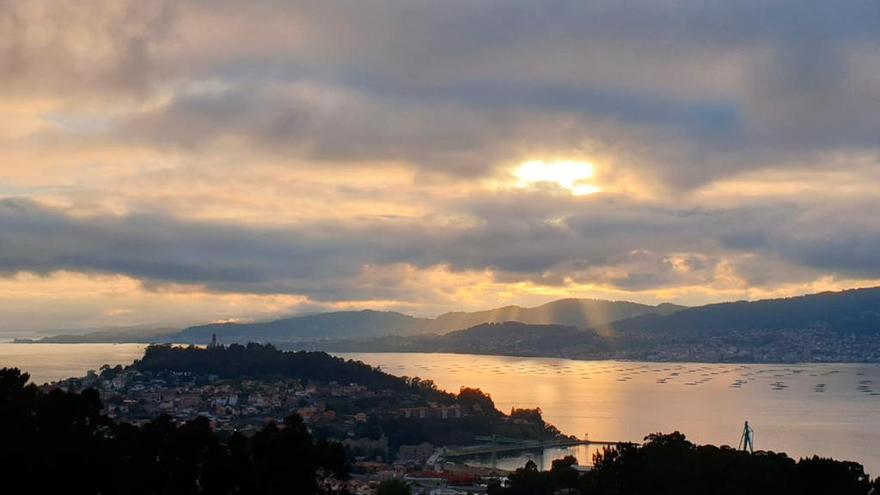 Puesta de sol en la ría de Vigo // Marta G. Brea