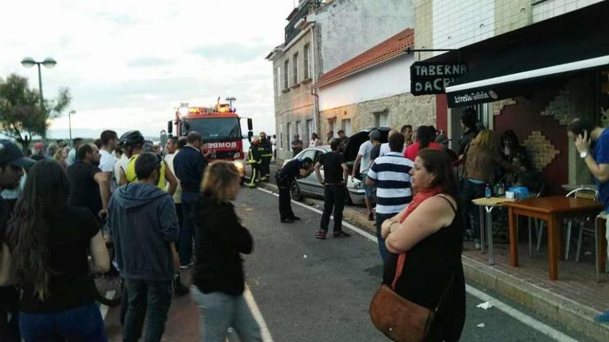 El vehículo se subió a la acera y arrolló a la última mesa de la terraza del bar de O Grove. // Muñiz