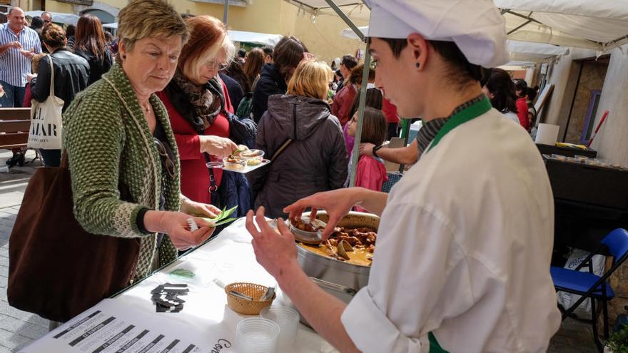 Un dels al·licients de la Fira són els tastets de conill