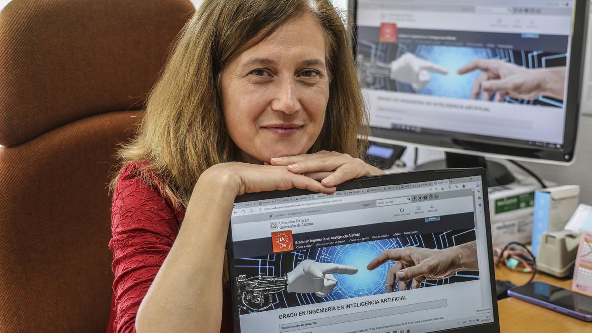 Pilar Arques, coordinadora de la nueva carrera de Inteligencia Artificial en su despacho.