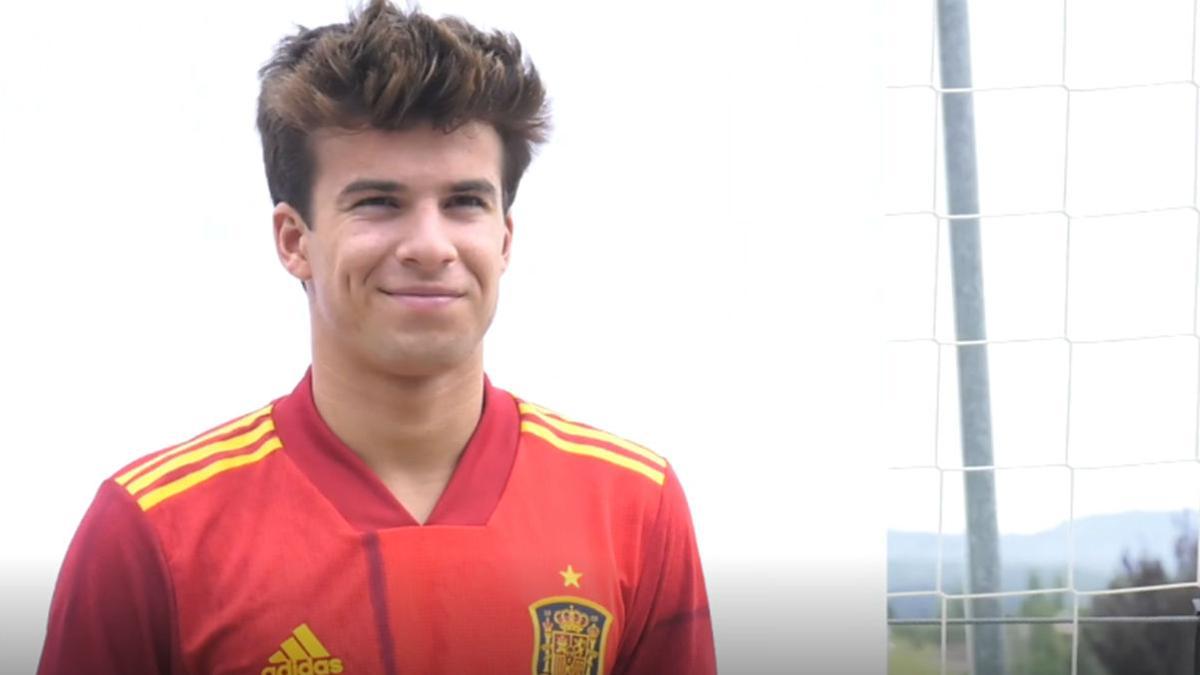 Riqui, Aleñá, Pedri... La sub-21 posa con la nueva camiseta de España