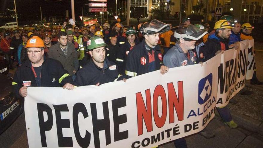 Protesta de trabajadores de Alcoa, el año pasado, por la calles de A Coruña.