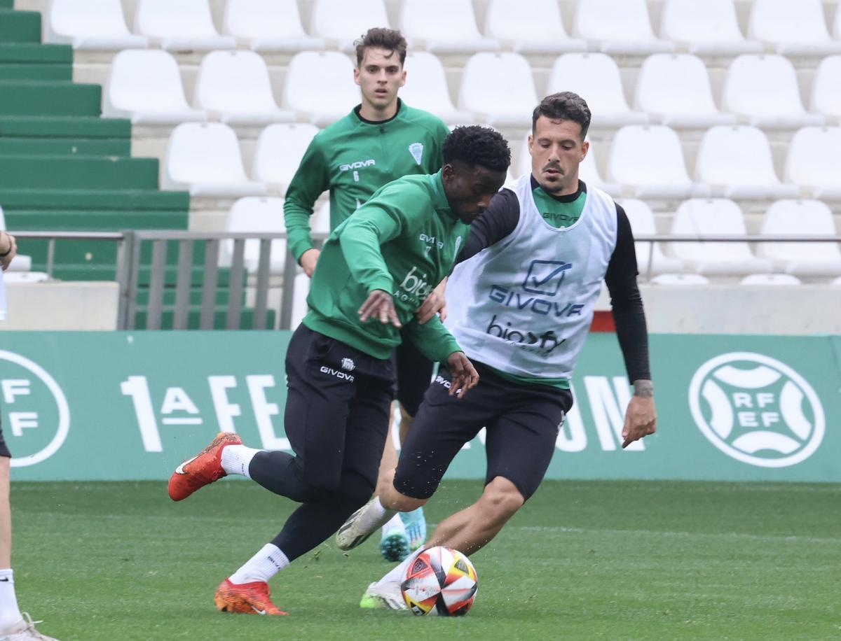 Adilson Mendes conduce el esférico frente a la carrera de Iván Rodríguez.