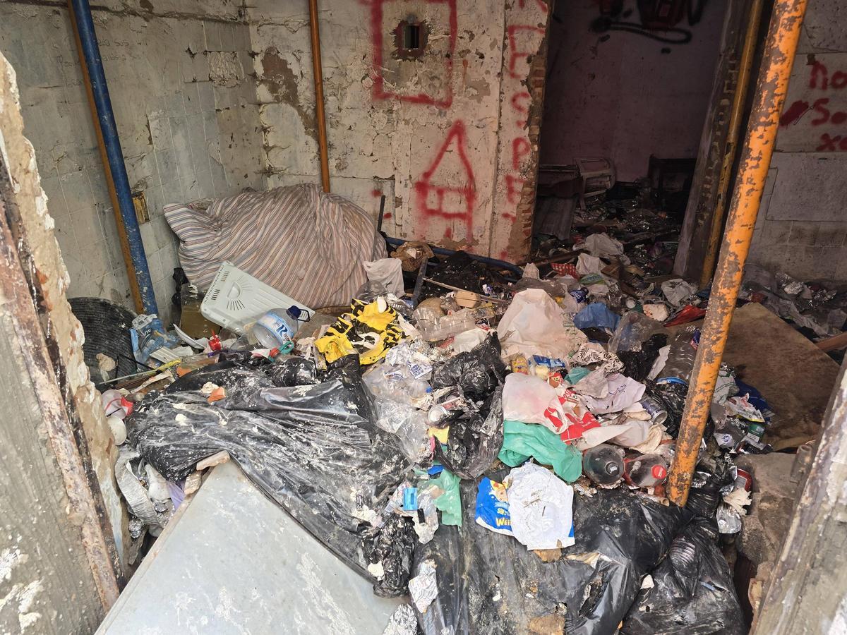 Detalle de la casa abandonada en la calle Amparo, llena de basura.