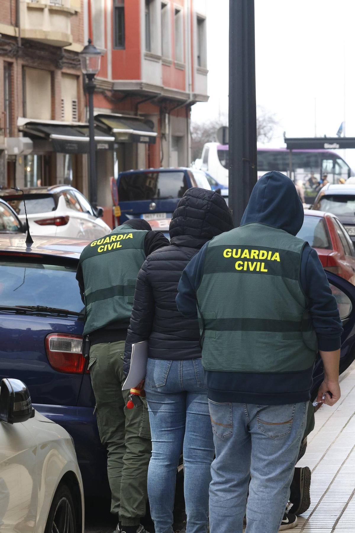 El operativo en Gijón para detener a los autores del asesinato a tiros de Emiliano "el panameño", en imágenes El operativo en Gijón para detener a los autores del asesinato a tiros de Emiliano "el panameño", en imágenes