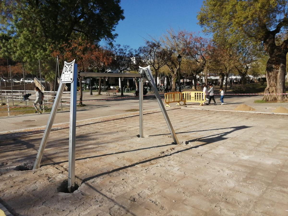 Instalando nuevos juegos en un parque infantil quemado por vándalos en Plasencia.