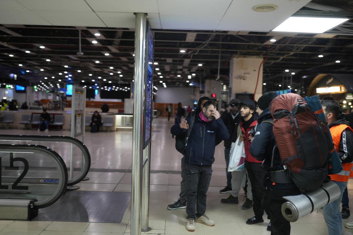 Pasajeros en la estación de Sants de Barcelona, a la espera de que se reanude el servicio de trenes de Rodalies