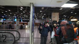 Pasajeros en la estación de Sants de Barcelona, a la espera de que se reanude el servicio de trenes de Rodalies