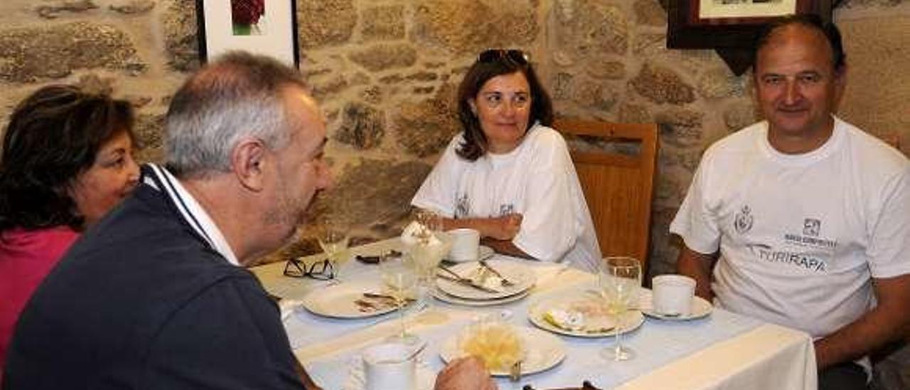 Turistas, con la camiseta del TuriRapa, almorzando en una imagen de archivo. // Bernabé/J.Lalín