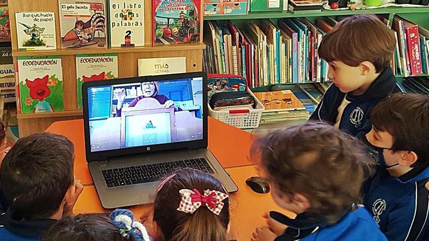 Alumnos del Sagrada Familia de El Entrego, ayer, asistiendo a uno de los actos online programados en San Martín por la red de bibliotecas.