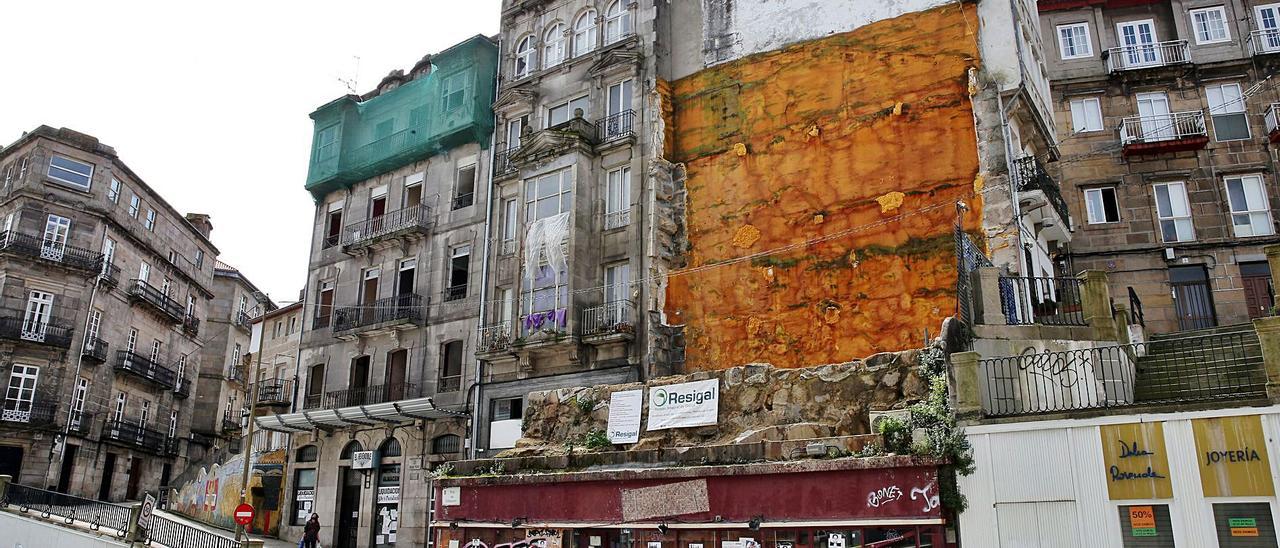 Edificio en reformas en el entorno de Porta do Sol. |  // MARTA G. BREA