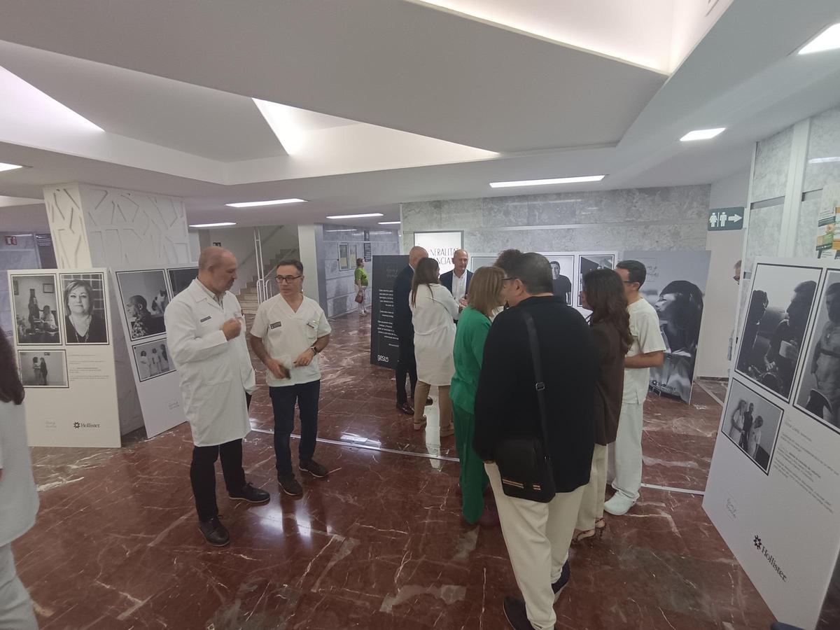 La exposición del Hospital General de Elche narra experiencias concretas de pacientes osteomizados