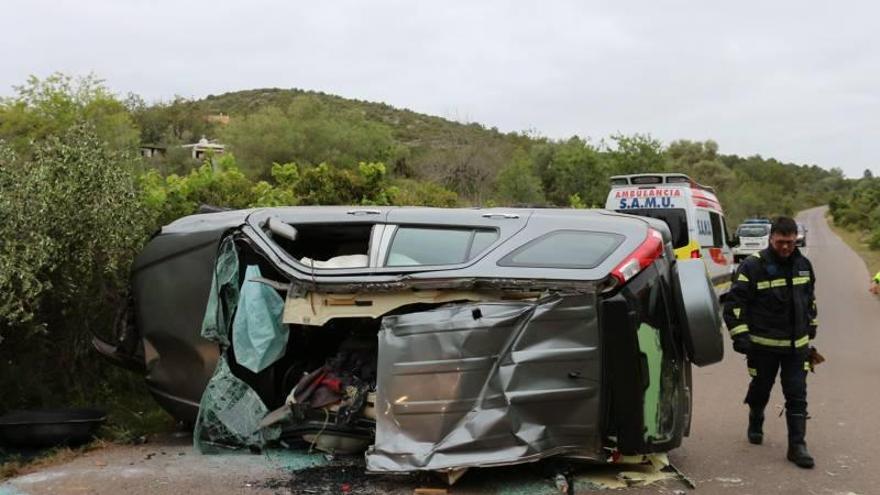 Aparatoso vuelco de una furgoneta en la N-340 en Nules