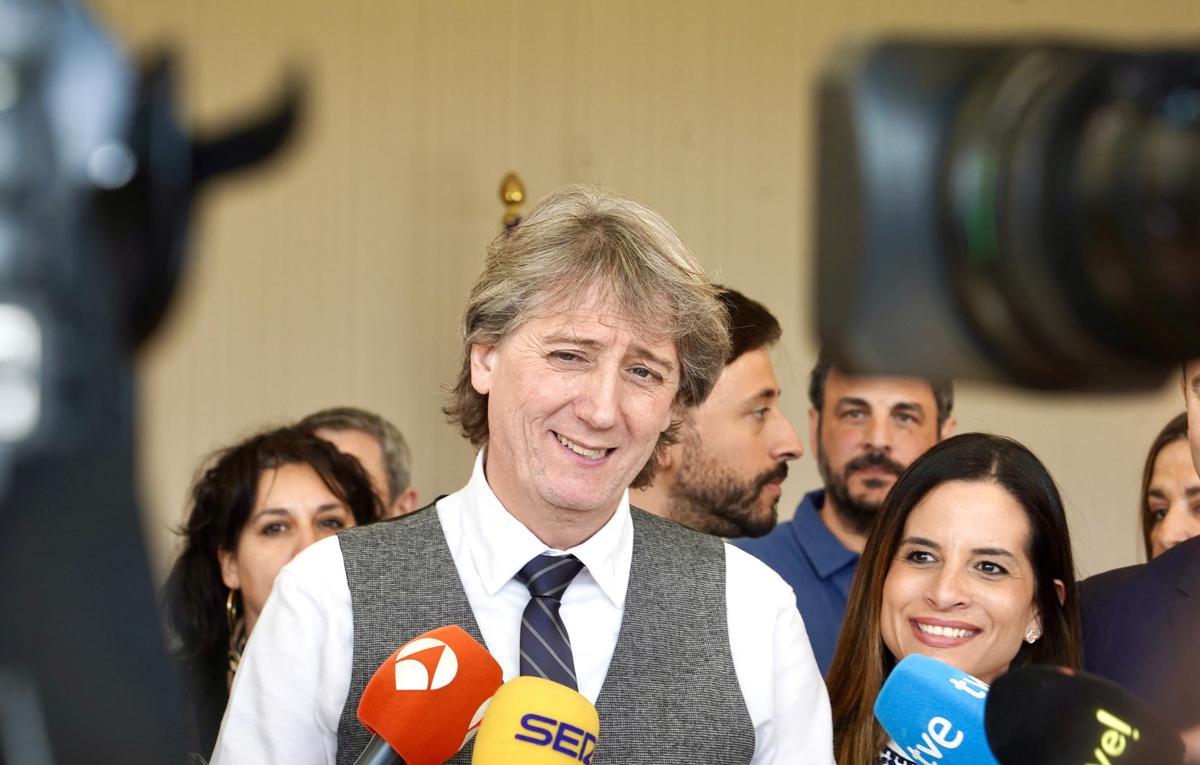 El secretario general del PSOECyL, Carlos Martínez, atiende a los medios antes del inicio de la reunión del Grupo Parlamentario Socialista.