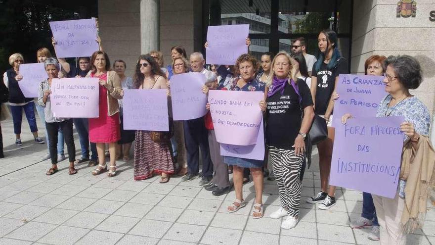 Concrentración de apoyo a Juana frente a los juzgados de Vigo. // A.Villar