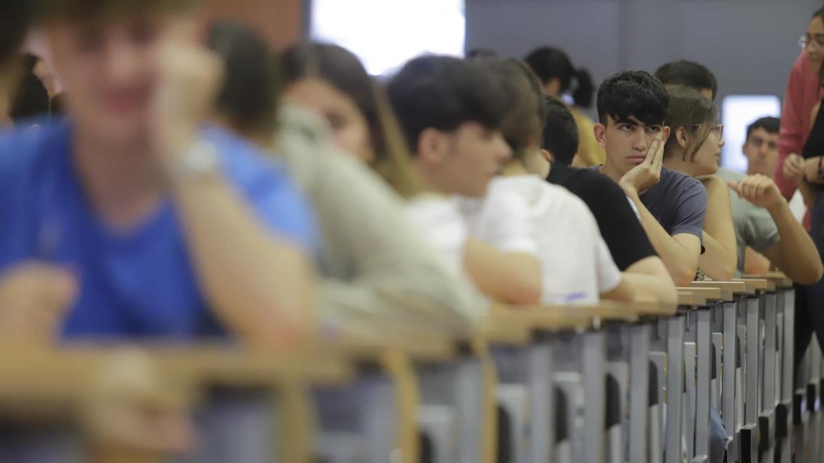 Estudiantes realizan un examen de la Selectividad 2023 en Córdoba.