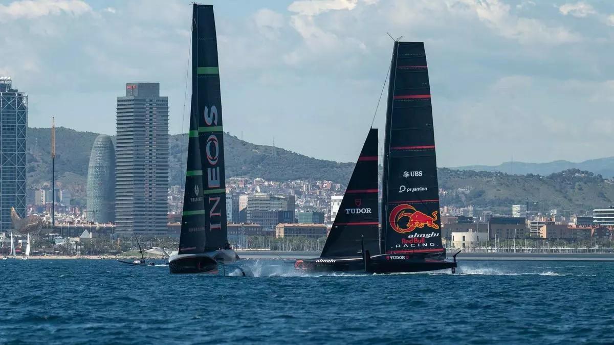 Imagen tomada el 8 de mayo de los equipos Ineos Britania y Alinghi Red Bull Racing frente al litoral barcelonés