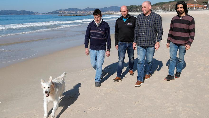 Mía regresa a la playa de Samil // R. Grobas