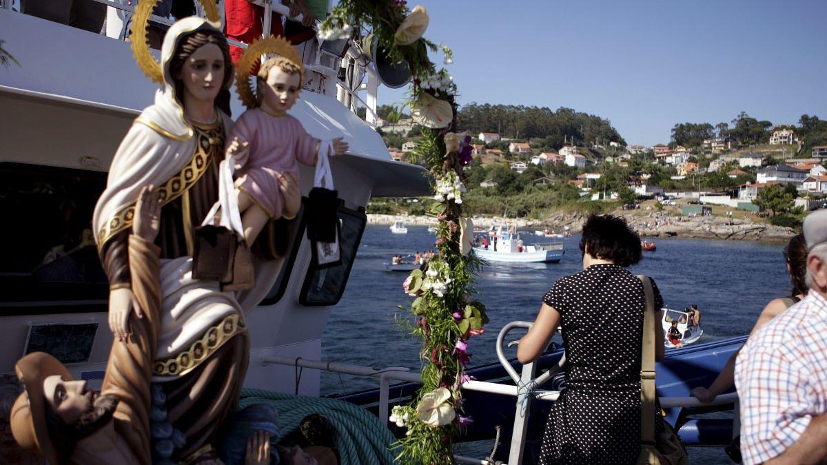 En muchos lugares de Galicia se realizan procesiones con imágenes de la Virgen del Carmen subida en un barco.