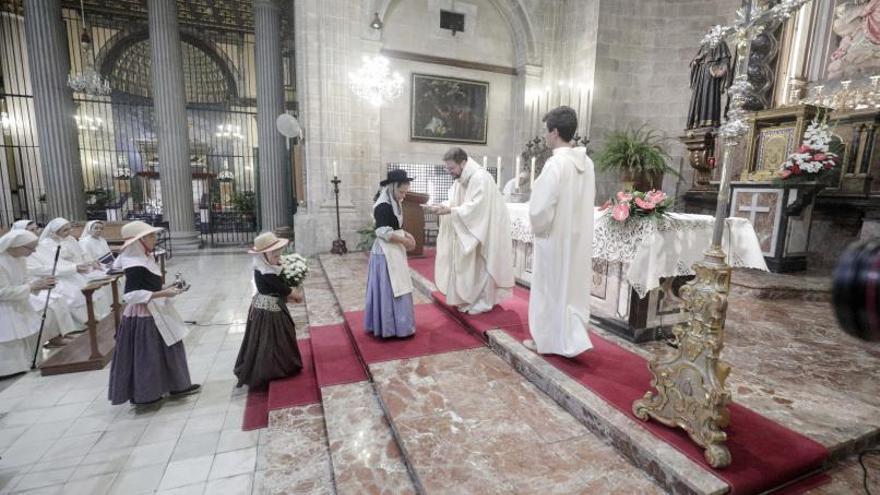 La joven ‘beateta’ seguida de las pequeñas Marita Boscana y Beatriz Montis frente al altar. | MANU MIELNIEZUK