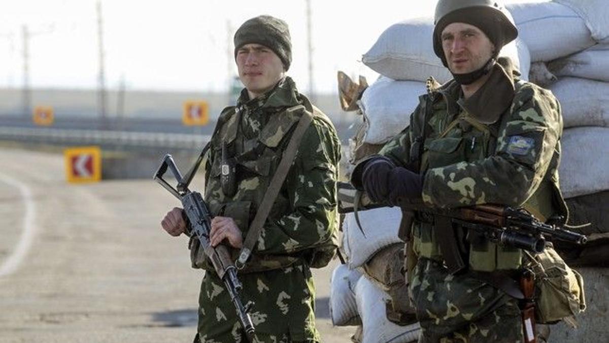 Soldats ucraïnesos vigilen la frontera de Crimea amb Rússia a Jerson.