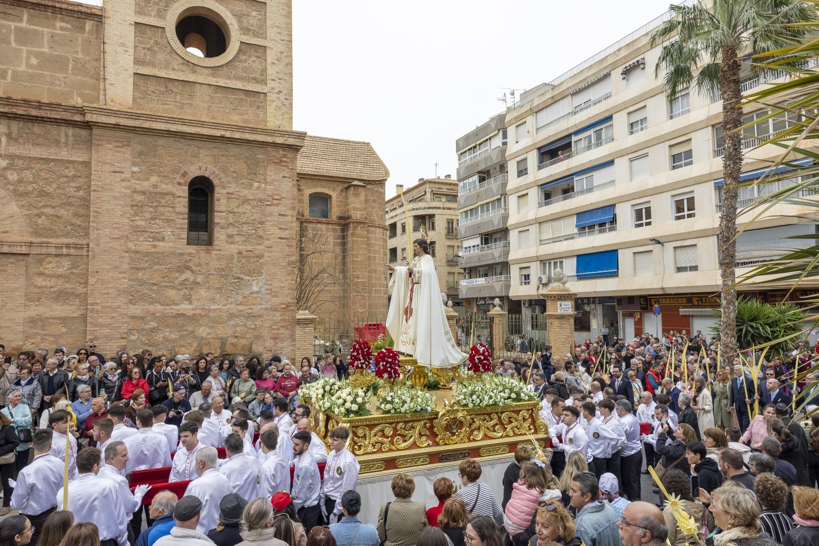 Bendición y procesión de Las Palmas en Torrevieja de Domingo de Ramos en la Semana Santa 2024