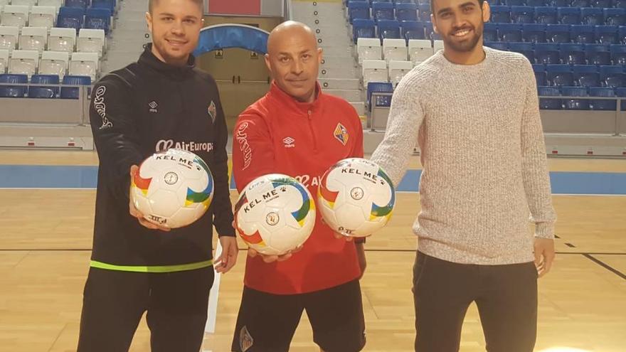 Maico, Juanito y Tomaz posan ayer en el Palau d´Esports de Son Moix.