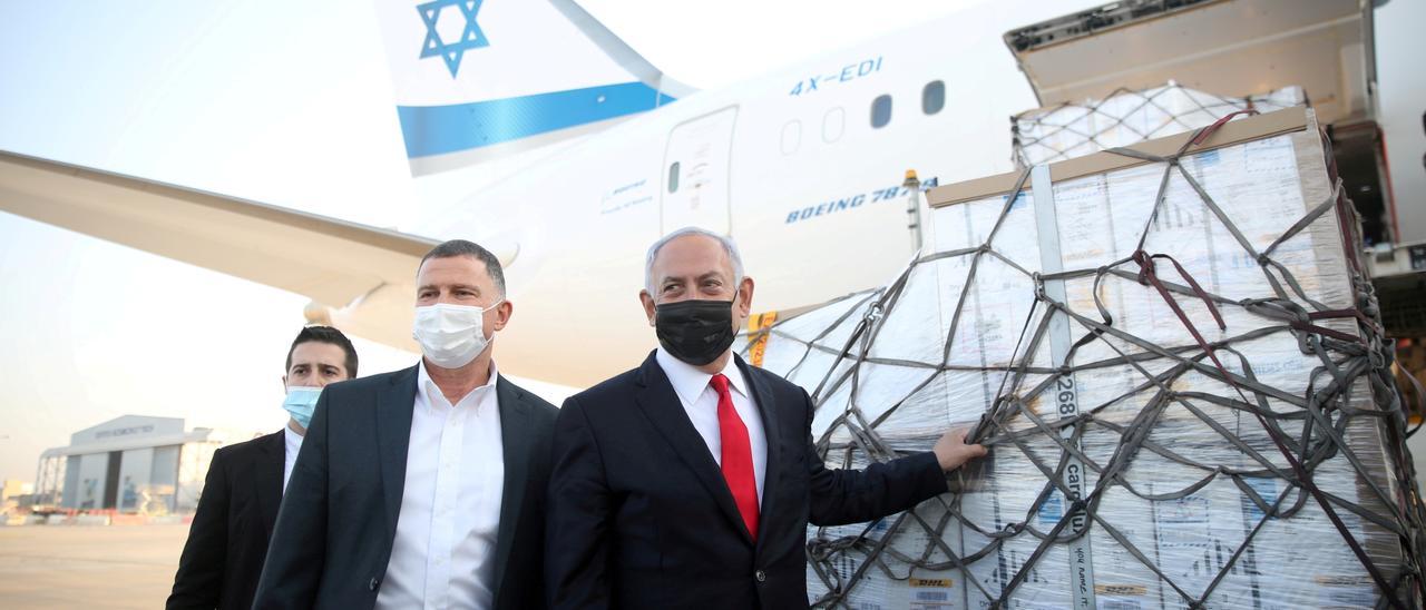 El primer ministro israelí Benjamin Netanyahu y el ministro de Sanidad Yuli Edelstein.