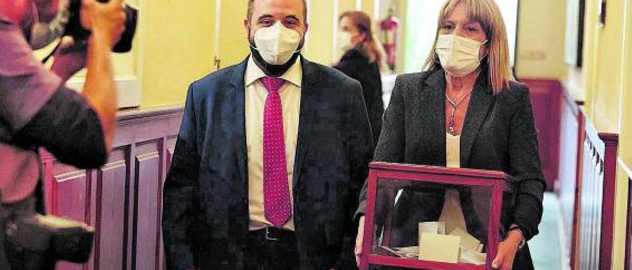 Traslado de una de las urnas donde se produjo la votación a la Junta de Control de la RTVC.