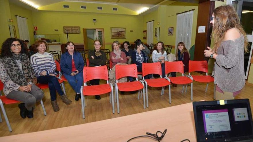 La concejala de Igualdade, Rosa Ferández con profesores de Poio y miebros del CIM. // Gustavo Santos