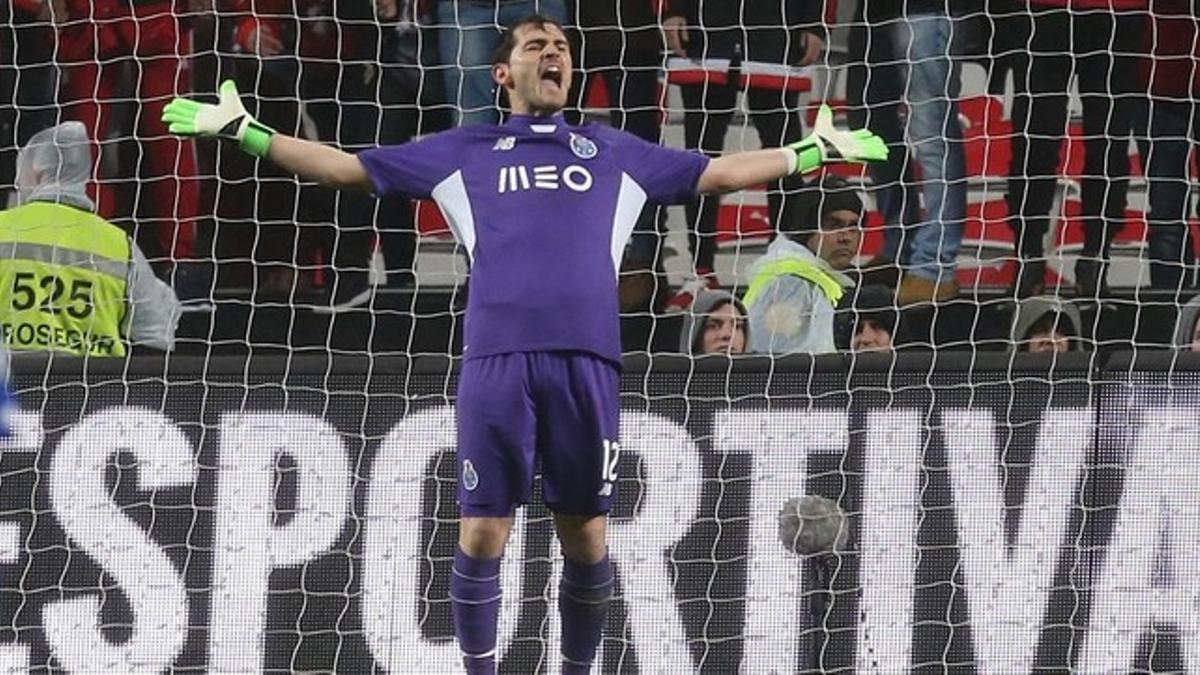 Casillas realiza un gesto en el estadio da Luz de Lisboa en su duelo con el Benfica.