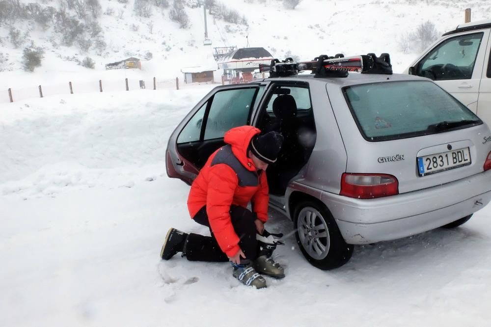 Primer día de esquí en la estación de Fuentes de Invierno