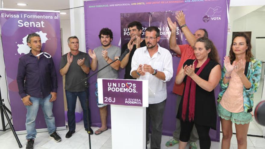 Mario Devis, frente al atril, junto al resto de dirigentes de Unidos Podemos Más durante los discursos.