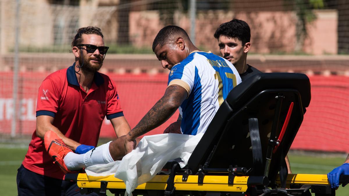Marcelo Djaló abandona el campo en camilla tras caer lesionado en el minuto 25.