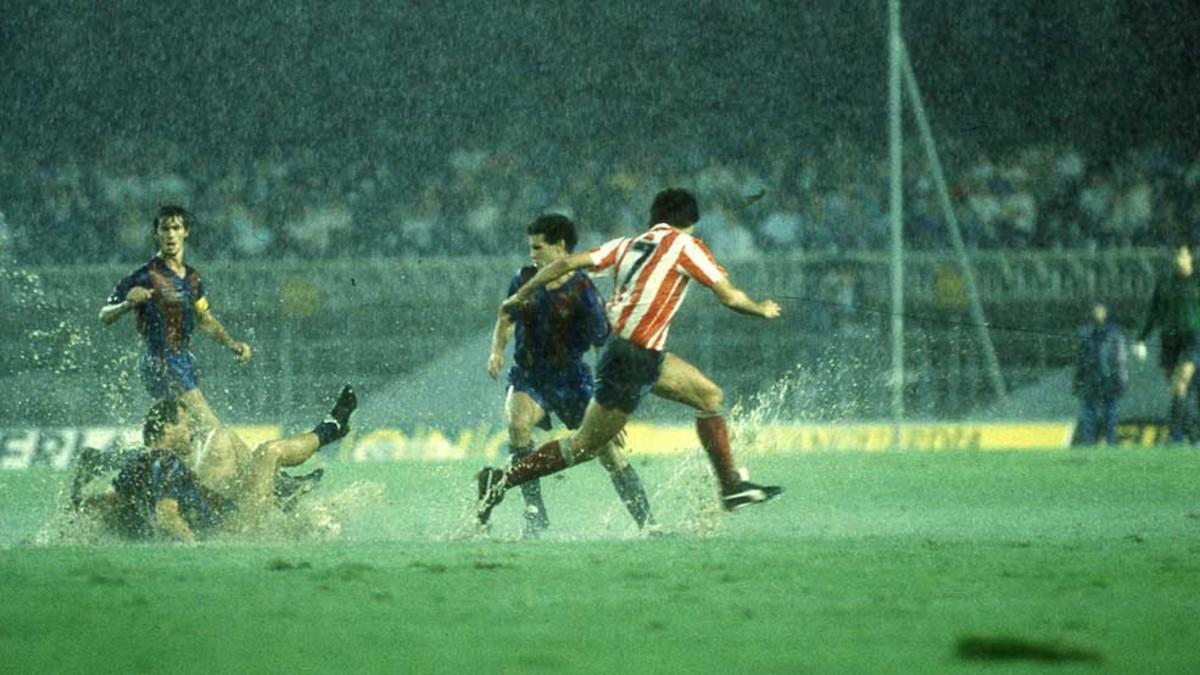 Una imagen del choque que habla por sí sola. Moratalla (capitán), Calderé (en la piscina) y Julio Alberto controlando al exazulgrana Marcos (7) bajo la pertinaz lluvia que se dio cita en el Camp Nou la noche del 3 de octubre de 1987