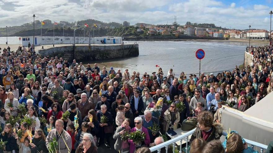 Cientos de personas en la bendición de Luanco junto al mar