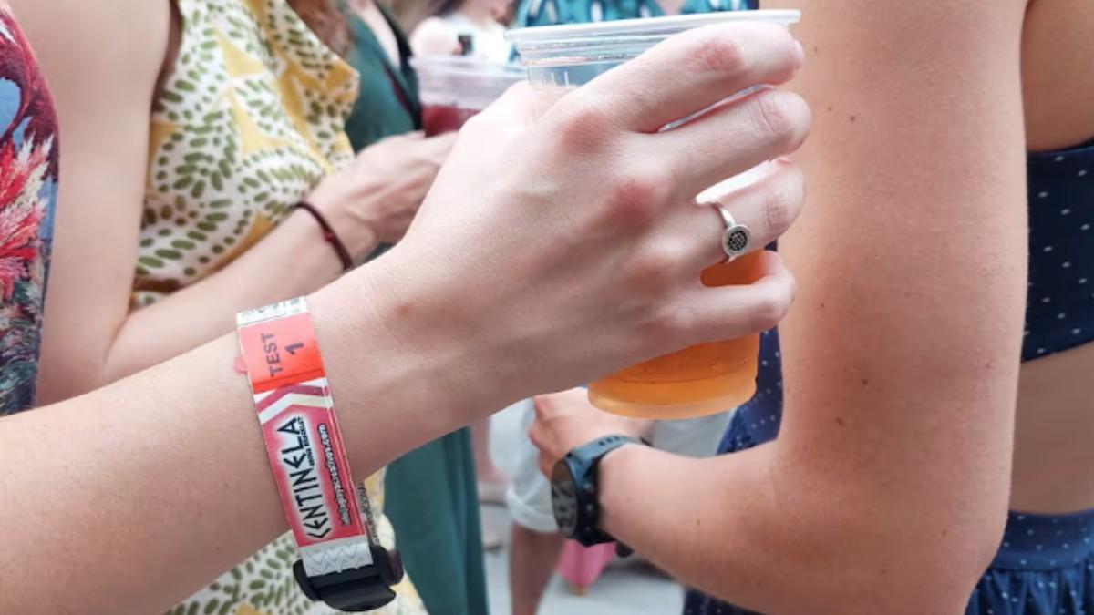 Así es la pulsera para detectar si te han echado droga en la bebida que triunfa en San Fermín