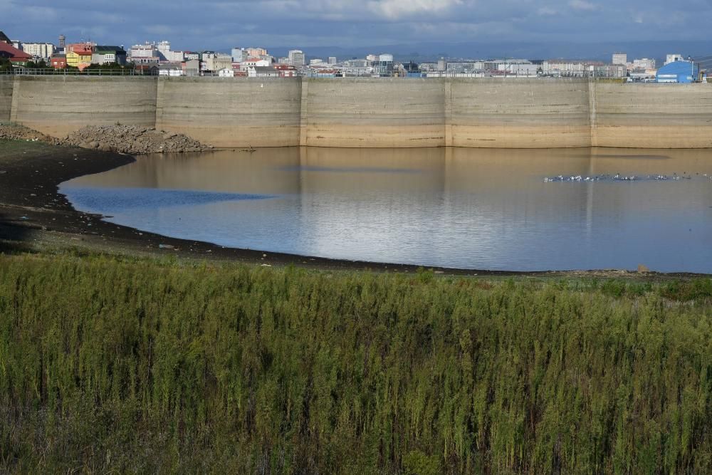 El embalse de Meicende, a un nivel muy bajo