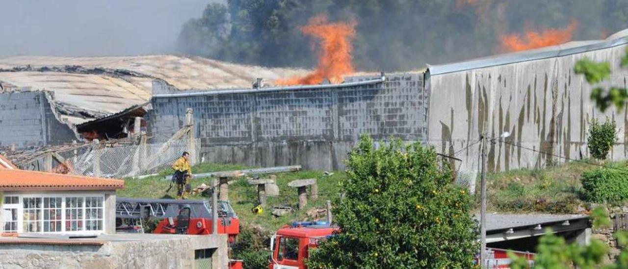 Incendio que asoló una fábrica de Puertas en Barro en marzo de 2012. // Gustavo Santos