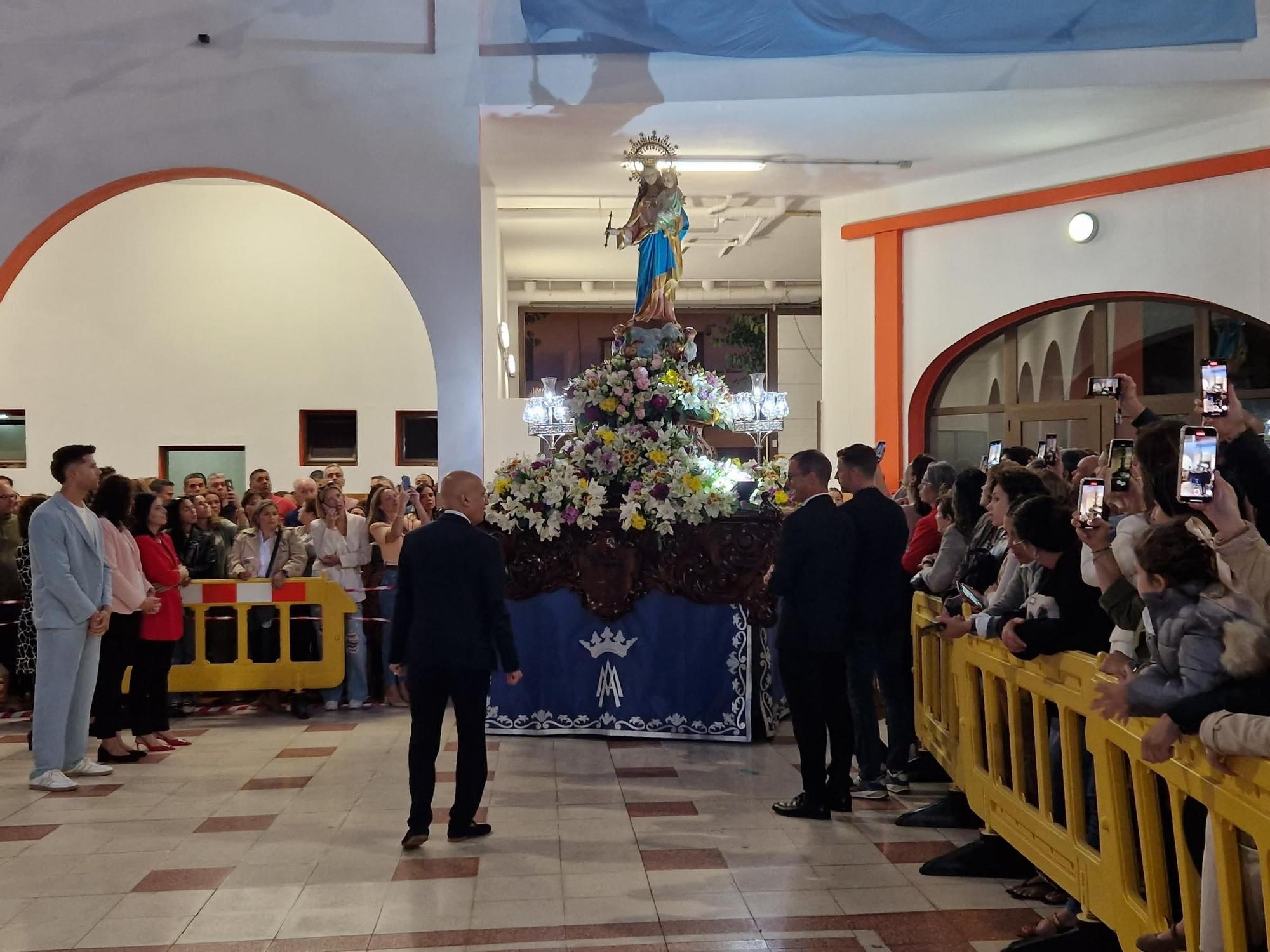 Procesión de la imagen de María Auxiliadora por las calles de San Gregorio, en Telde