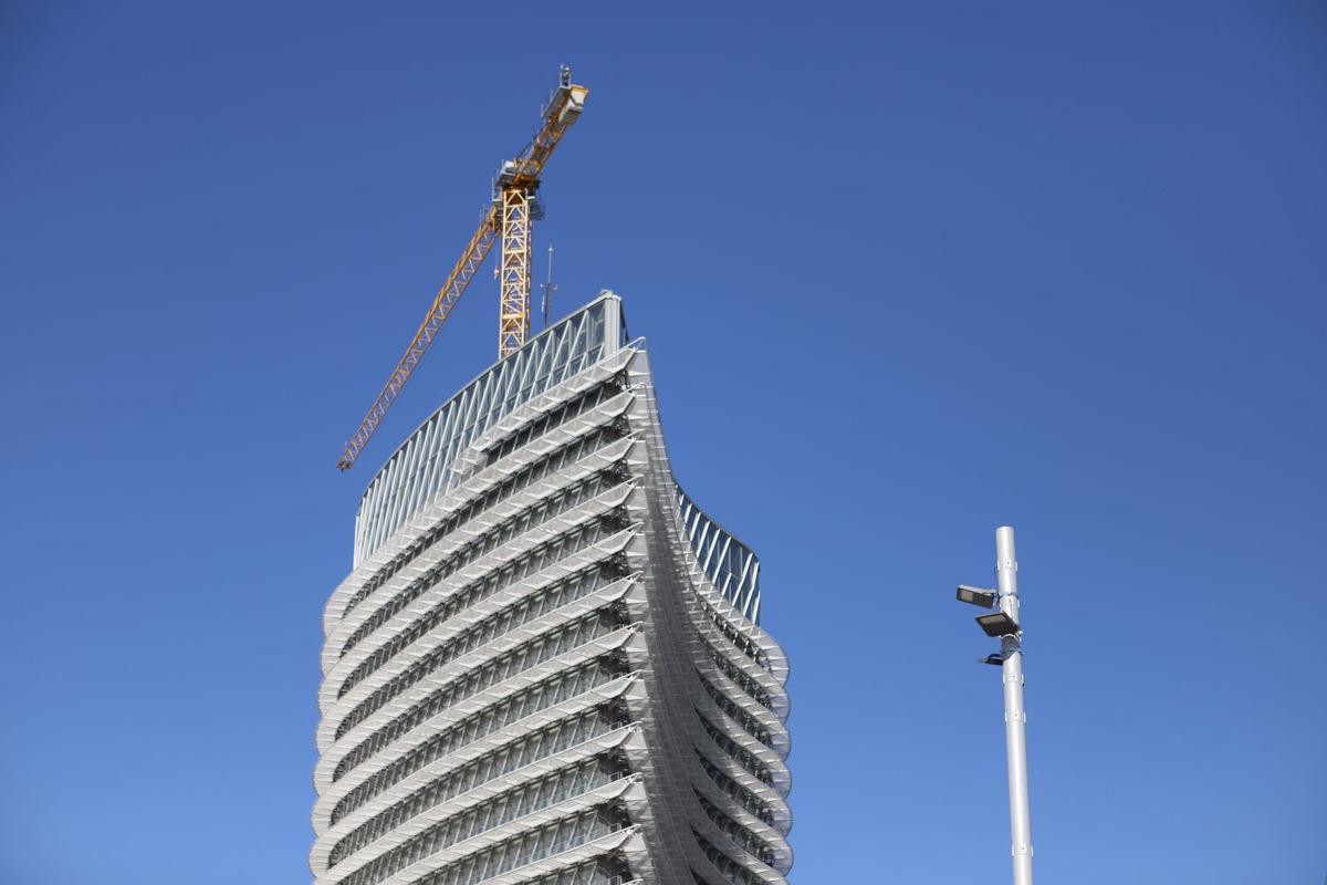 Grúa trabajando en la azotea de la Torre del Agua de Zaragoza.