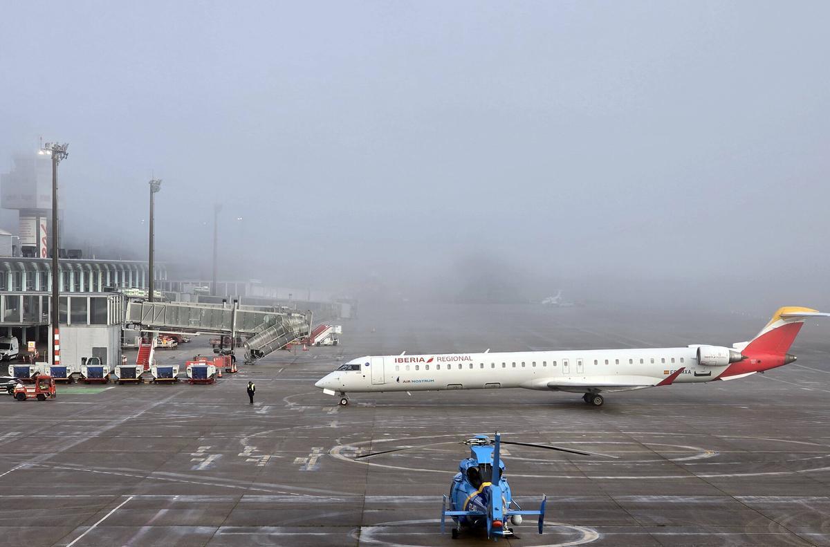 Un avión, en la pista de Peinador.