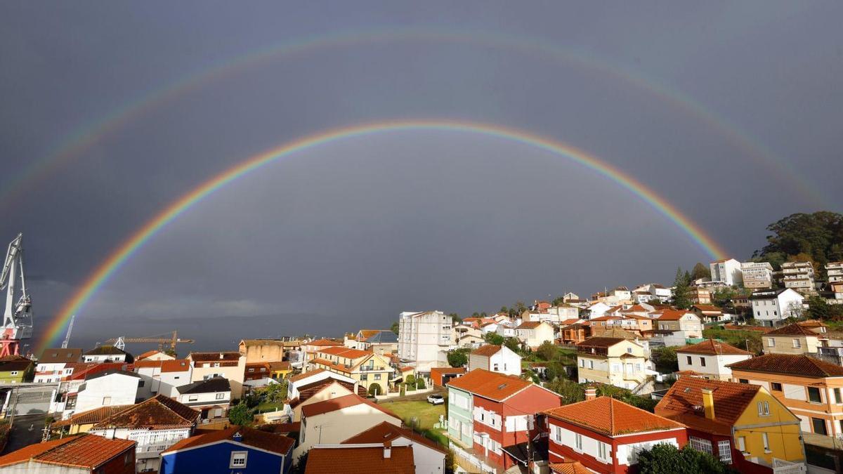 Un doble arcoíris en un día de mal tiempo sobre Vigo.