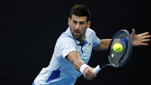 Djokovic golpea una bola durante el partido