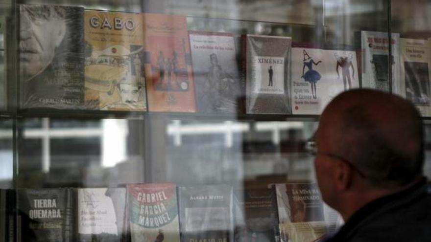 Un hombre observa en una librería ejemplares de Gabriel García Márquez y otros escritores como Álvaro Mutis.