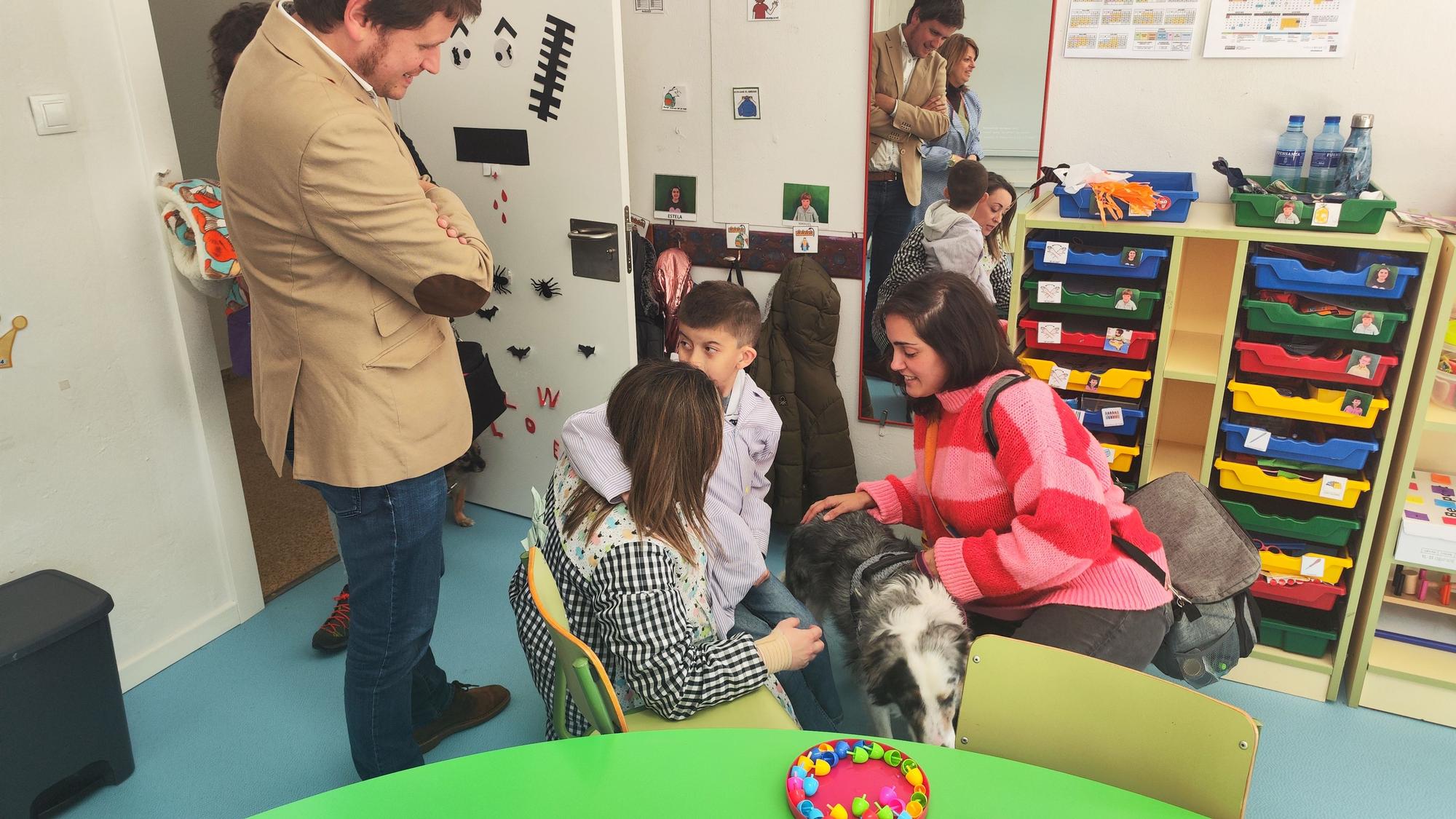 La terapia canina en Santullano, en imágenes