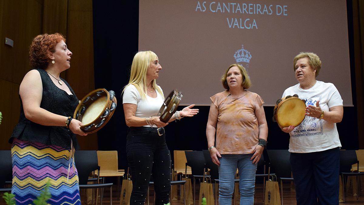 Un momento de la actuación de las cantareiras de Valga