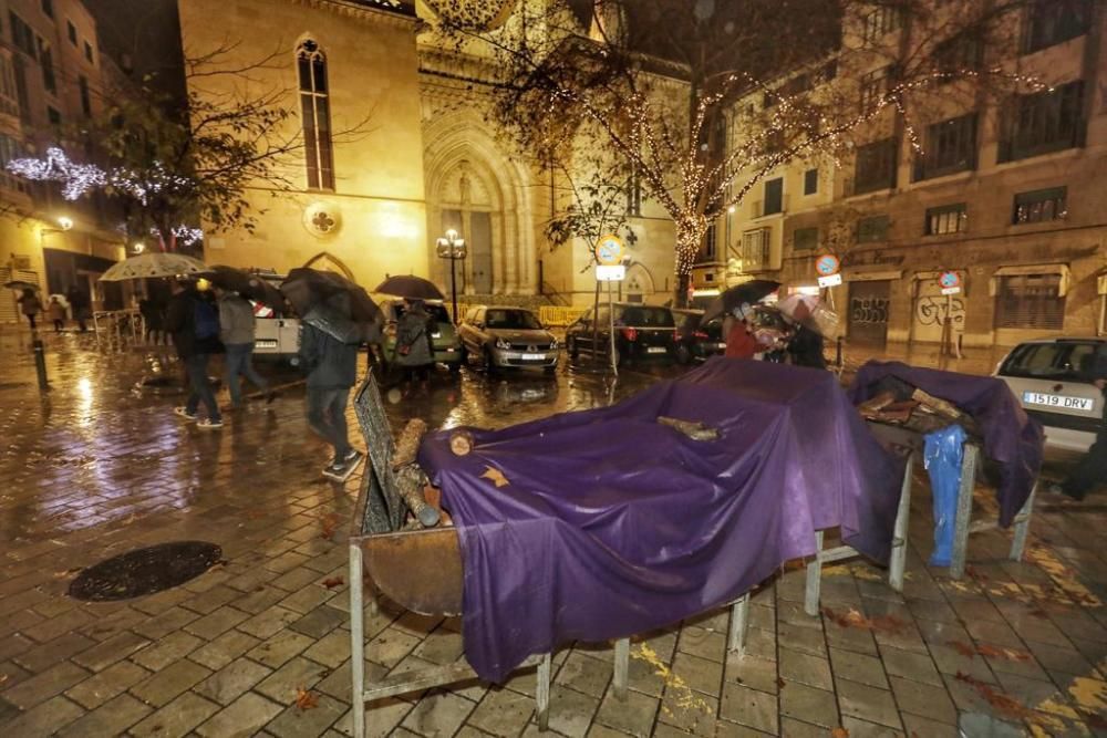 Se enciende una revetla de Sant Sebastià aguada por la tormenta Gloria